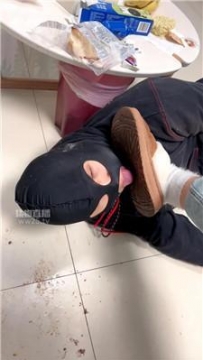 【调教视频】【小核桃可可】棉拖鞋+脏鞋底碾压喂食 JS260302-5