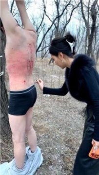 【调教视频】【苏御大人】户外吊绑重度虐打 JS260129-3