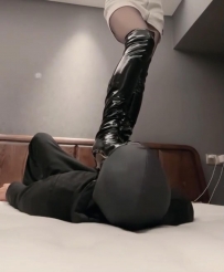 素人女大学生美腿高跟漆皮过膝靴黑丝踩踏人肉地毯 黑丝踩脸窒息高跟深喉  JS251129~9