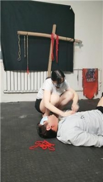 【调教视频】【挨打狗】高跟踩踏重度虐打【三视角版】 JS250503-29