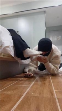 【调教视频】【小凤梨】白棉袜玉足玩虐贱奴 JS250215-4
