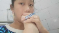 19070【校园女M系列】命令女同学舔自己的脚丫