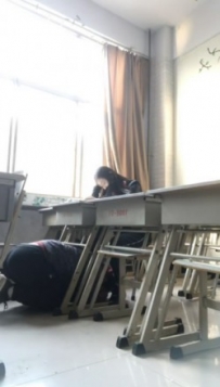16179 教室里舔小姐姐的裸足