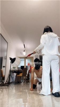 【调教视频】【南月女神】遛狗犬化-重度鞭打-囚禁狗笼 JS250813-44