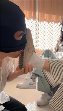 【调教视频】【足彩馆】双S-学生妹胯下辱-舔脏鞋白袜 JS251002-33