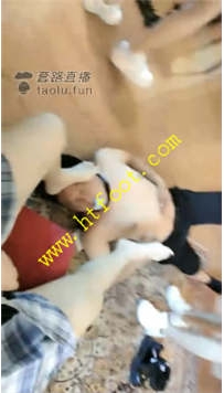 TL22447 YY啊】群殴调教小贱61分钟