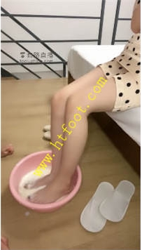 TL25956 芊白大大】一视角喝牛奶洗脚水裸足丝袜深喉46分钟