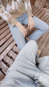 户外深山 高挑女友肉丝足交手撸吐