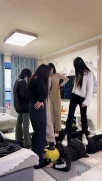 校园霸凌男同学野蛮踢打踩踏 集体处决