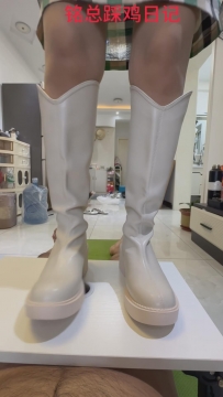 长靴踩出血碾吐奶