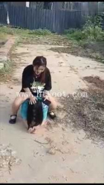 27425  【女女】实拍母狗打架输了跪地上被削（被扇嘴巴子脚踹受胯下之辱）