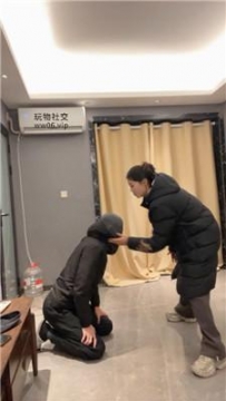 【调教视频】【伊未】脏运动鞋白袜踩虐脚垫贱奴 bf48740