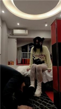 【调教视频】【重庆男神】可爱女神S-短靴踩踏/鞭打/脚喂酸奶 bf48419