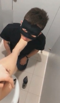 13133 歌迪丝调教厕所变态男