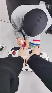 【调教视频】【思思殿下】家奴涂指甲油 JS260327-10