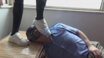 17057 前台美女教练的休闲装运动—白运动鞋践踏玩耍