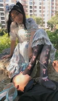 TL3992 苏墨墨 萝莉小区楼下遛狗踩踏