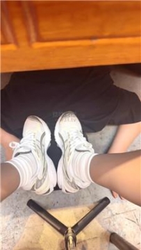 【调教视频】【雅雅】餐厅包厢脚下喂食-圣水 JS260525-69
