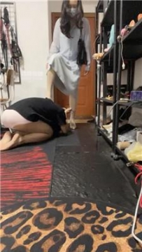 【调教视频】【月女神】高跟肉丝踩踏喂食-鞭打遛狗 JS250610-27