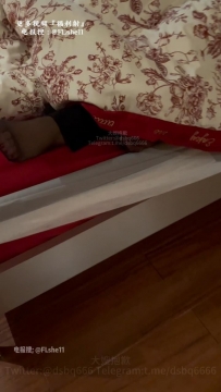 老婆熟睡偷玩黑丝脚自嗨吐奶