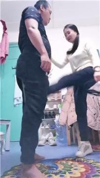 【调教视频】【白兰地】骑马鞭打白袜脚踩 JS251229-3