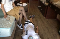 客户定制黑丝短裙踢裆插嘴