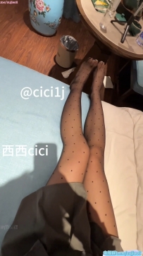 cici女主  斑点黑丝足交吐奶