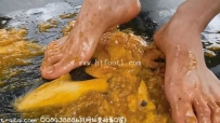 24244 小苗户外公园美脚踩芒果