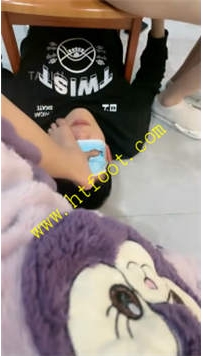 TL27881 桃子大大】玩弄闺蜜带来的贱狗21分钟