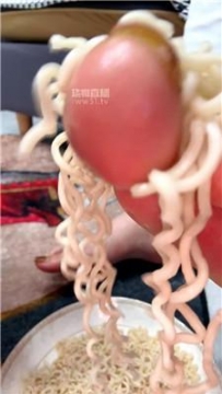 【调教视频】【薇薇S】沉浸式脚喂食场 JS260331-49