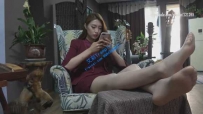 17600 三个小姐姐把脚丫搭桌子上
