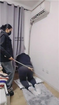 【调教视频】【上海汤圆】臭脚丫狂舔全体重踩踏衣叉抽    241217-3