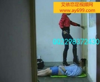 3825 推销员美女穿尖跟的棕色皮靴，践踏肉垫、插嘴踢脸