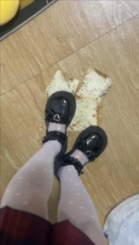 lo鞋多语言踩面包  JS251025~4