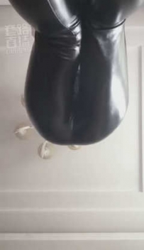 TL4638 兔粉粉女皇 皮裤上帝视角倒计时