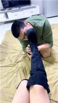 【调教视频】【糖糖】长靴跳踩地毯奴 JS251222-39