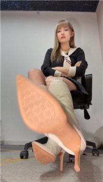 【第一视角】【妮妮】裸足白靴光腿炸J    251202-16