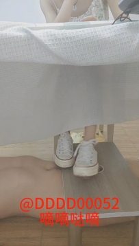 裸足匡威桌下无意识踩吐奶 34分钟