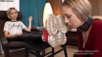 28773  UGF女女-19岁萝莉少女脚下的老母狗！闻舔19岁少女Whitney的重度臭鞋袜臭汗脚