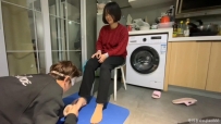 高中学妹 舔脚调教裸足足交吐