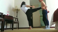 12882 超美现役60KG级跆拳美女教练踢打！