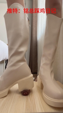 长腿小姐姐 白色长靴隔板踩鸡