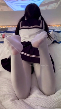 JK白丝双马尾妹妹足交吐奶