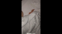 女友睡觉偷玩裸足 被窝里足交吐奶