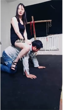 ZB5950鸿运女皇S调教踢裆专场严厉羞辱44分