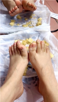 【第一视角】【猫猫】裸足踩香蕉    260325-36