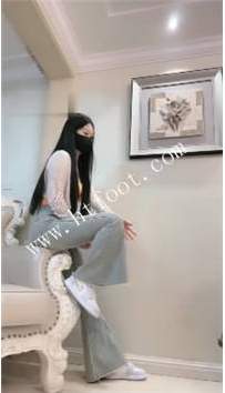 ZB2435 桃幼幼】狂舔休闲板鞋踢踹虐打近距离恋足舔【完整版】76分钟