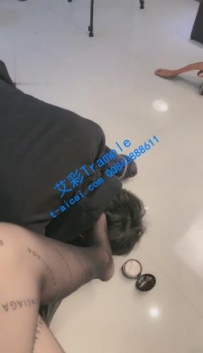 【艾彩原创】可爱的网红小姐姐踩着男友羞辱
