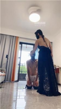 【调教视频】【南月女神】拴铁链遛狗-黑丝脚插嘴 JS250814-30