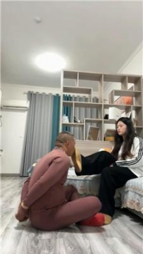 【调教视频】【子熙大人】铁链拴/反绑/舔脏运动鞋/口水+烟灰洗脸 bf48038